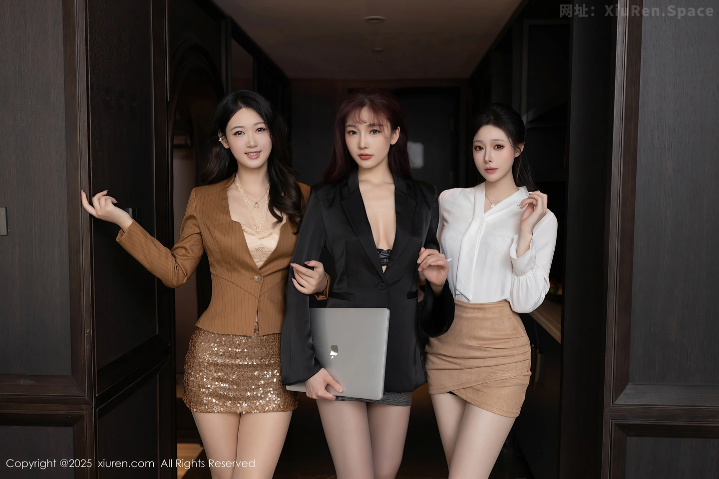 图片[2]-[XiuRen秀人网] VOL.10233 模特合集美女小逗逗＆陆萱萱＆唐安琪三大美女互动情节性感写真80P-秀人网官方网站